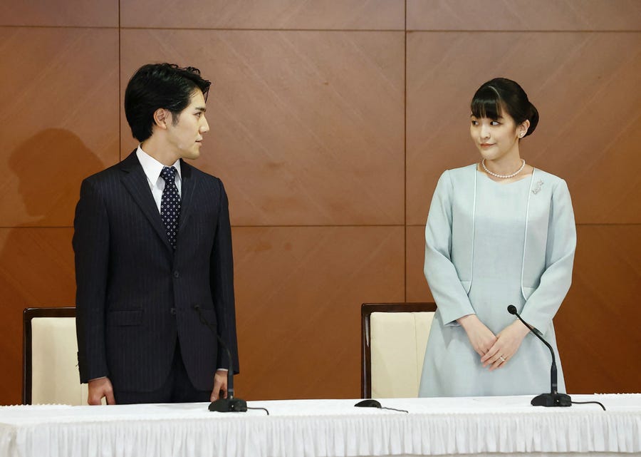 Japan's former princess Mako, the elder daughter of Prince Akishino and Princess Kiko, and her husband Kei Komuro, pose during a press conference to announce they have married, at the Grand Arc Hotel in Tokyo on October 26, 2021.