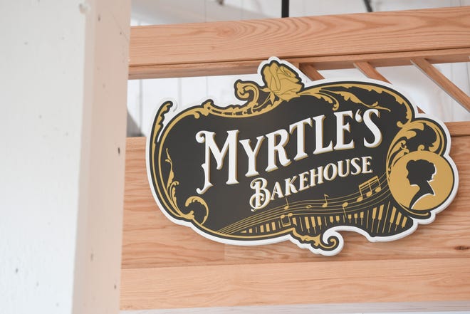 22 Ekim 2021 Cuma günü Knoxville şehir merkezindeki Regas Square binasındaki yemek alanı olan Marble City Market'te Myrtle's Bakehouse'a atıfta bulunan bir tabela görülüyor. 
