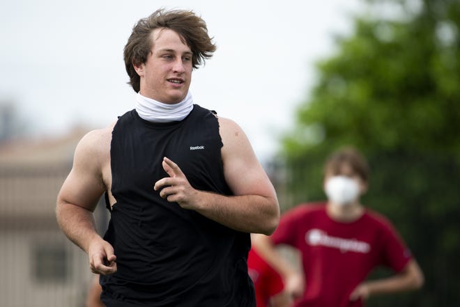 Brophy Prep defensive end Zac Swanson practices at the Brophy Sports Complex in Phoenix, Ariz. on April 26, 2021.