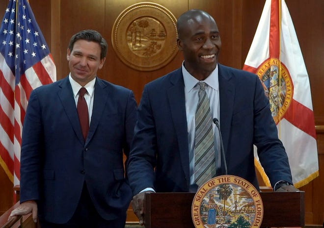 Joseph Ladapo, con el gobernador Ron DeSantis al fondo.  (Expediente)