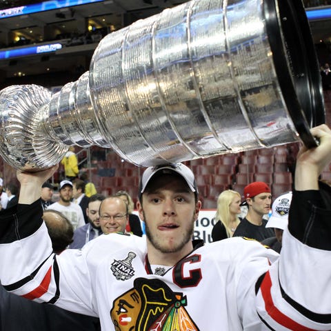 Jonathan Toews hoists the Stanley Cup after the Ch