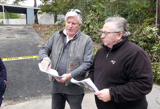Zenas Crocker à gauche, directeur exécutif de Barnstable Clean Water Coalition, fait visiter les nouvelles fosses septiques de traitement des eaux usées NitROE dans un quartier de Shubael Pond à Marstons Mills à Mark Forest, commissaire du comté de Barnstable et sélectionneur de Yarmouth. La technologie fait partie d'un projet pilote de deux ans sur les eaux usées.