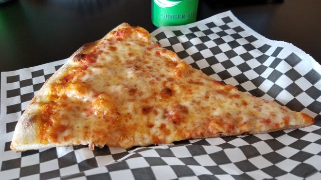 Agrigento Pizzeria Caffe ha recentemente aperto al 5227 Manatee Ave.  W. a Bradenton.  Servono pizza sottile e croccante con torta e fetta.
