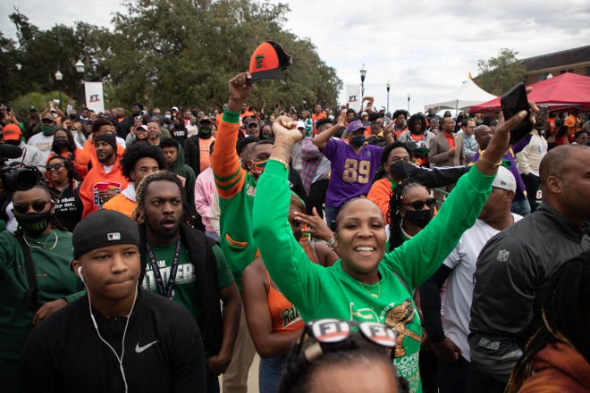 Το πλήθος επευφημούσε κατά τη διάρκεια μιας ζωντανής μαγνητοσκόπησης του ESPN "πάρτε πρώτα" Στο νέο Will Packer Performing Arts Amphitheatre στο Florida A&M University ως μέρος των εορτασμών επιστροφής στο σπίτι του σχολείου την Παρασκευή 29 Οκτωβρίου 2021.