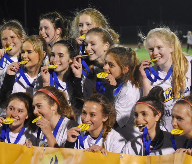 Sauquoit Valley świętuje tytuł klasy C Division III w piątek, 29 października 2021 r. w SUNY Cortland.