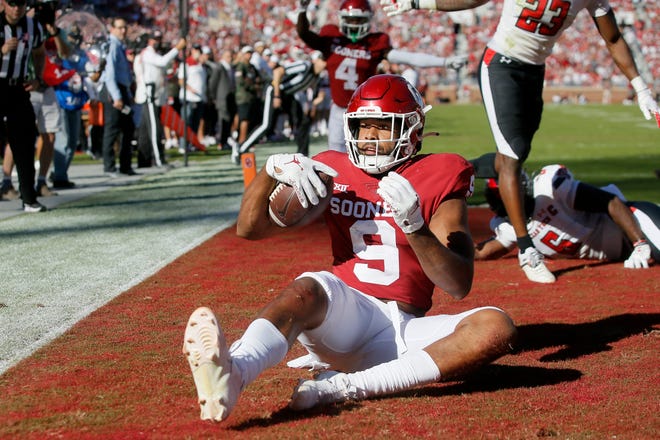 Braden Willis of Oklahoma catches a touchdown last October against Texas Tech in Norman.