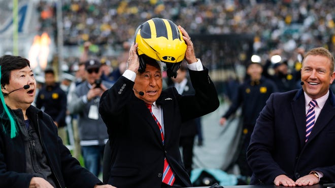 College Gameday: Lee Corso picks Notre Dame, Wisconsin football winner