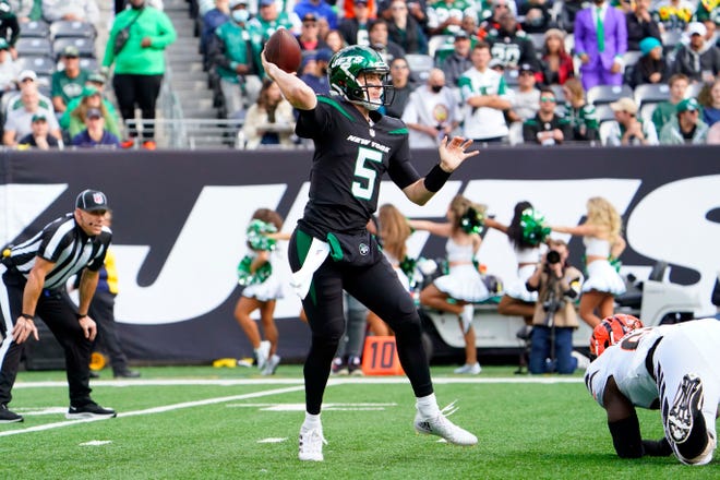 New York Jets quarterback Mike White (5) throws against the Cincinnati Bengals in the first half at MetLife Stadium on Sunday, Oct. 31, 2021, in East Rutherford.
