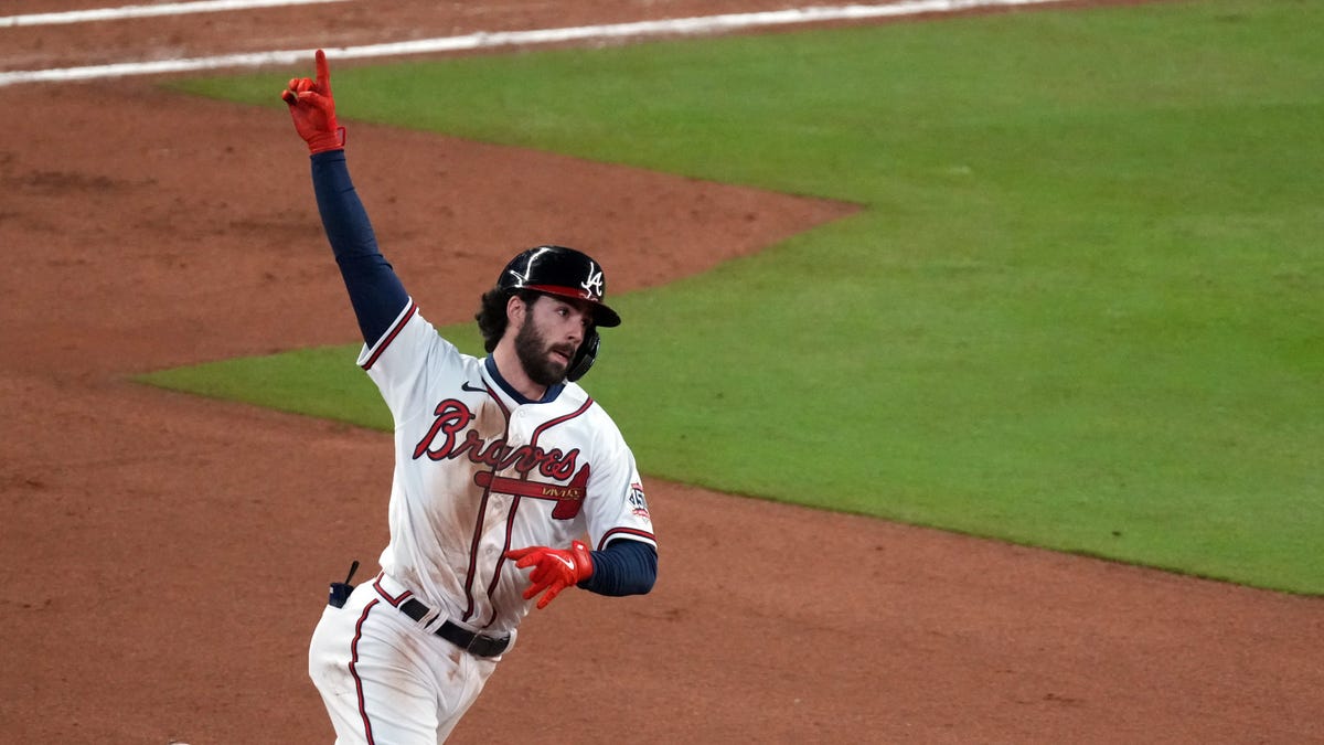 Braves shortstop Dansby Swanson ties the game with a solo home run in the seventh inning.