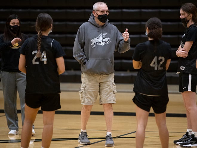Galesburg Lisesi kız basketbol antrenörü Evan Massey, 2021-22 sezonunun ilk resmi antrenmanı sonunda 1 Kasım 2021 Pazartesi günü John Thiel Gymnasium'da oyuncularını bir araya getiriyor.