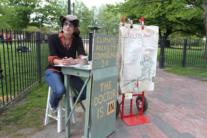 Climate1--Providence, RI. Wednesday, May 21, 2014. Kate Schapira who sets up a "doctor-is-in" booth on climate change. Peanuts' Lucy-style "doctor-is-in" booth at Burnside Park in Kennedy Plaza where she talks to people about climate change anxiety. The Providence Journal/Kathy Borchers