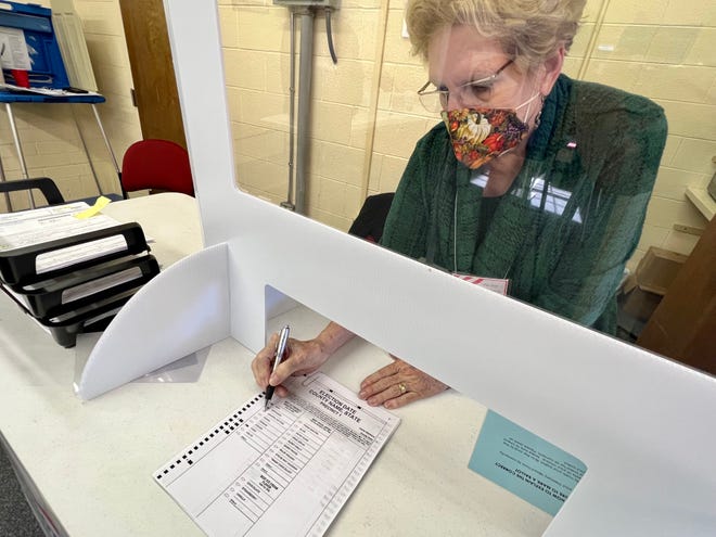Cindy Melton demonstrates how to correctly fill out a ballot during Early Voting for the 2021 municipal election.