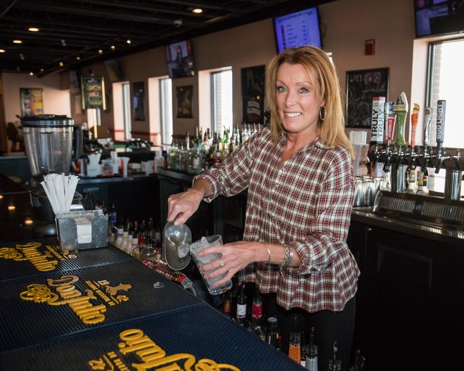 Bartender Denise Gilbride ทำงานที่บาร์ด้านหน้าที่ Ocean Gaming Casino วันอังคารที่ 2 พฤศจิกายน 2021