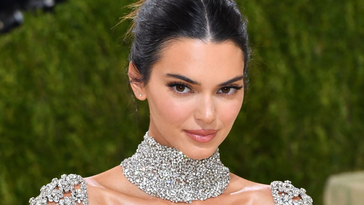 US model Kendall Jenner arrives for the 2021 Met Gala at the Metropolitan Museum of Art on September 13, 2021 in New York. - This year's Met Gala has a distinctively youthful imprint, hosted by singer Billie Eilish, actor Timothee Chalamet, poet Amanda Gorman and tennis star Naomi Osaka, none of them older than 25. The 2021 theme is "In America: A Lexicon of Fashion." (Photo by Angela WEISS / AFP) (Photo by ANGELA WEISS/AFP via Getty Images) ORG XMIT: 0   ORIG FILE ID: AFP_9MT4HW.jpg