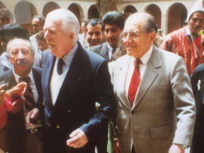 Rodolfo Zamalloa y el Presidente Fernando Belaunde Terry 1994