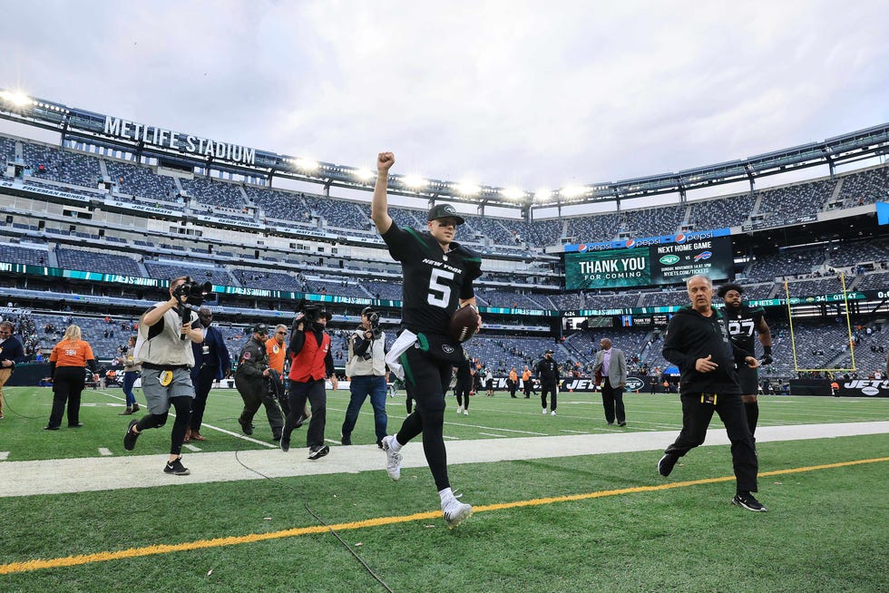 New York Jets quarterback Mike White (5) waves to fans while running off the field after the Jets defeated the against the Cincinnati Bengals at MetLife Stadium in East Rutherford, New Jersey on Oct. 31, 2021.