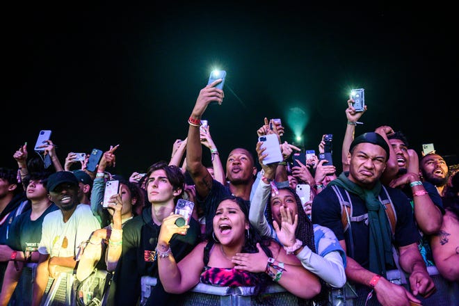 Kerumunan menyaksikan Travis Scott tampil di Astroworld Festival di taman NRG pada Jumat, 5 November 2021 di Houston.