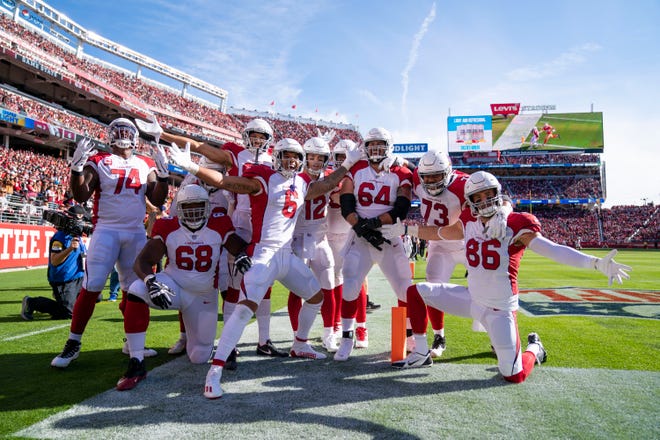 AMERIKA SERIKAT; Arizona Cardinals berlari kembali James Conner (6) merayakan golnya dengan rekan satu timnya melawan San Francisco 49ers selama kuarter pertama di Levi's Stadium.