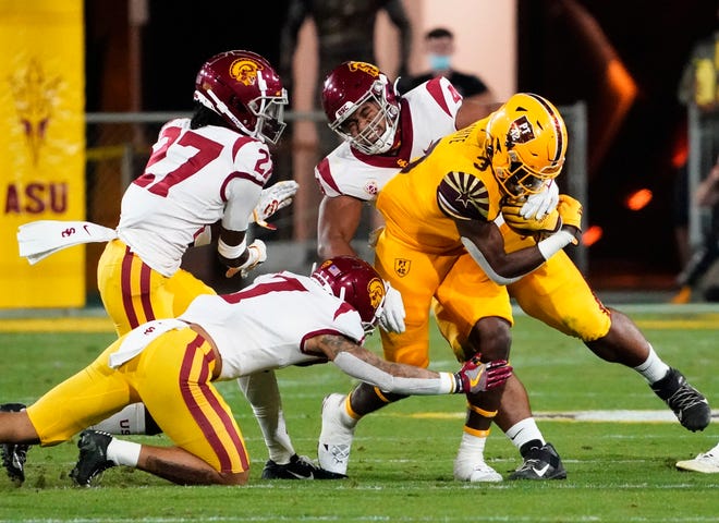 6 November 2021; Tempe, Arizona, AS; Lini pertahanan USC Trojans Tuli Tuipulotu (49) menjegal Arizona State Sun Devils berlari kembali Rachaad White (3) di babak pertama di Sun Devil Stadium. Kredit Wajib: Rob Schumacher-USA TODAY Sports