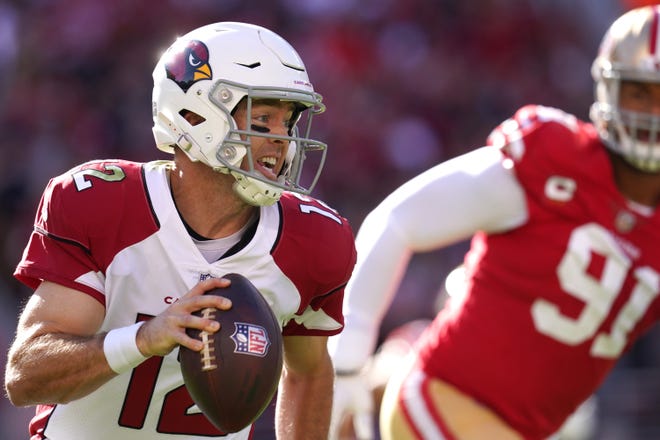 Quarterback Arizona Cardinals Colt McCoy (12) mengoper bola melawan San Francisco 49ers pada kuarter pertama di Levi's Stadium.