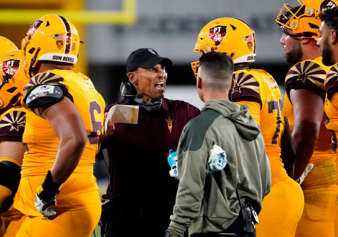 Berapa lama lagi Herm Edwards akan menjadi pelatih tim sepak bola Arizona State?