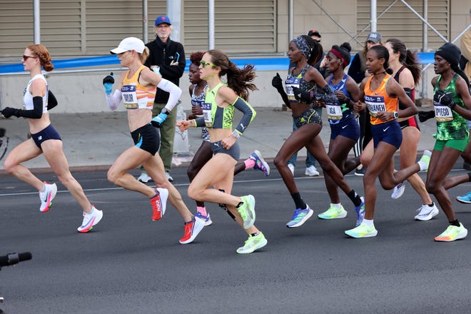 American Molly Seidel (top green) was among 12 riders in the lead pack at the 7 mile mark when they shot to 39 minutes and 23 seconds on November 7, 2021.