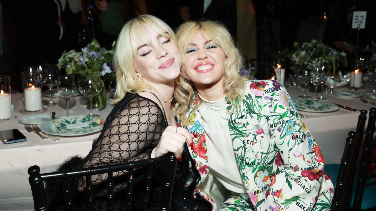 LOS ANGELES, CALIFORNIA - NOVEMBER 06: (L-R) Billie Eilish and Miley Cyrus, both wearing Gucci, attend the 10th Annual LACMA ART+FILM GALA honoring Amy Sherald, Kehinde Wiley, and Steven Spielberg presented by Gucci at Los Angeles County Museum of Art on November 06, 2021 in Los Angeles, California. (Photo by Matt Winkelmeyer/Getty Images for LACMA) ORG XMIT: 775731923 ORIG FILE ID: 1351892486