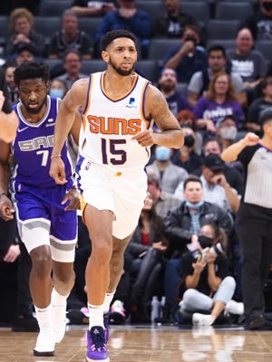 8 November 2021; Sacramento, California, AS; Guard Phoenix Suns, Cameron Payne (15) kembali ke pertahanan setelah mencetak gol ke gawang pemain depan Sacramento Kings Chimezie Metu (7) pada kuarter kedua di Golden 1 Center. Kredit Wajib: Kelley L Cox-USA TODAY Sports