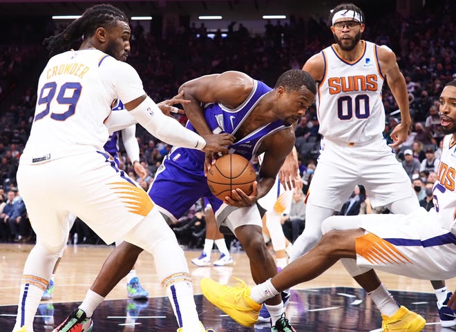 8 November 2021; Sacramento, California, AS; Forward Sacramento Kings Harrison Barnes (40) menyerang forward Jae Crowder (99) dan forward Mikal Bridges (25) pada kuarter pertama di Golden 1 Center. Kredit Wajib: Kelley L Cox-USA TODAY Sports