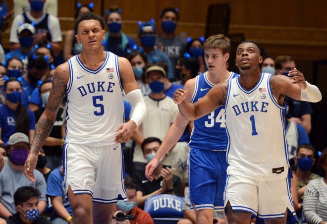 Duke's Paolo Banchero taken to locker room against Kentucky
