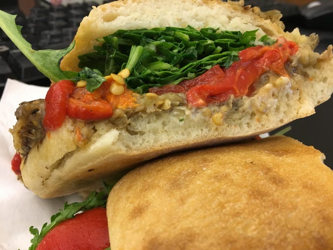 Hyannis'teki Ocean Street Cafe & Deli'deki Sağlıklı Harbour Wok sandviçi, ızgara patlıcan veya portobello mantarlarıyla başlar.