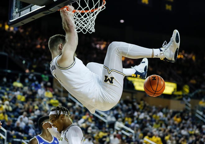 Michigan center Hunter Dickinson (1) dunks against Buffalo during the first half at the Crisler Center in Ann Arbor on Wednesday, Nov. 10, 2021.