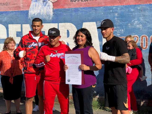 Keluarga Benavidez menerima proklamasi resmi dari Kota Phoenix.