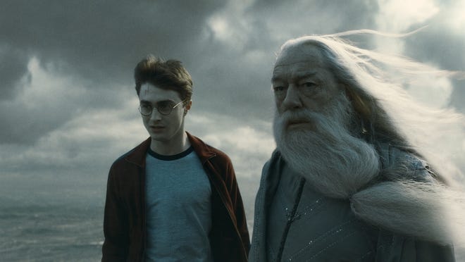 Harry (Daniel Radcliffe, vas.) oppii lisää Voldemortin historiasta Dumbledorelta (Michael Gambon) "Harry Potter ja puoliverinen prinssi."