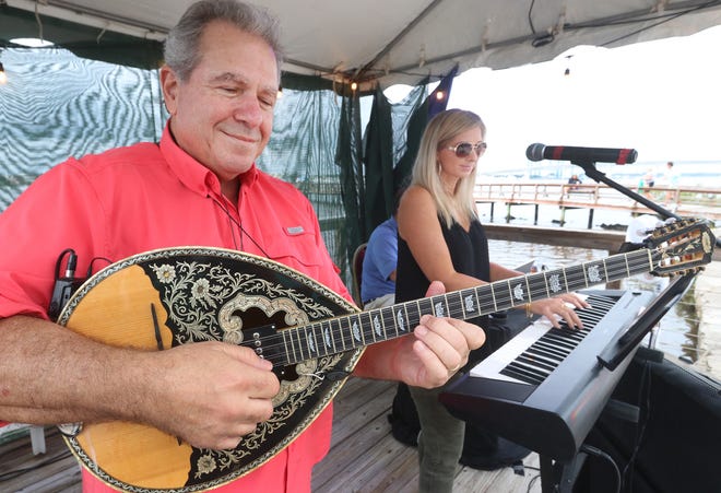 Ο Νικ Τριβέλας και η Μέγκαν Τζένσεν έπαιξαν παραδοσιακή ελληνική μουσική την Παρασκευή στο 44ο Ετήσιο Ελληνικό Φεστιβάλ στην Ελληνική Ορθόδοξη Εκκλησία του Αγίου Δημητρίου στην παραλία Daytona. Η δημοφιλής εκδήλωση διαρκεί μέχρι την Κυριακή.