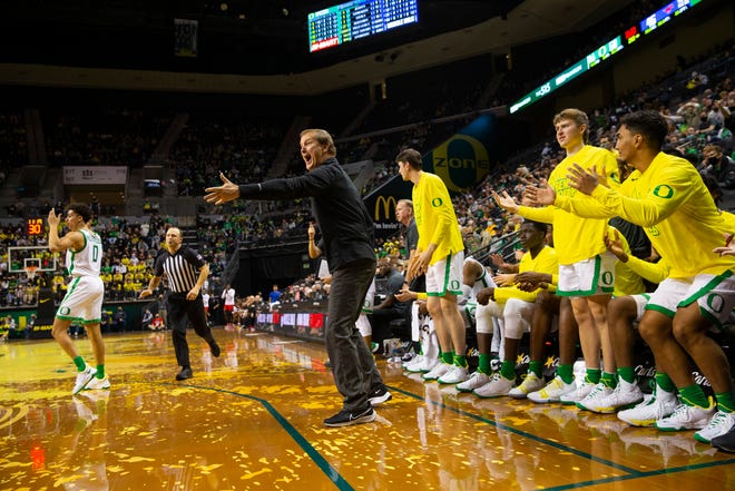 Oregon head coach Dana Altman, center, questions an out of bounds call during the game against Southern Methodist University.