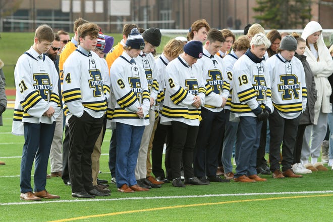 Tim hoki Rochester United, yang anggotanya adalah teman Brendan Santo, menghadiri acara doa bersama di lapangan sepak bola di SMA Adams di Rochester Hills pada hari Sabtu.