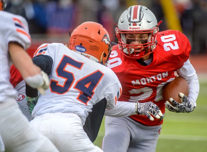 Morton's Seth Glatz (20) eyes Mahomet-Seymour defender Logan Petro on a run in the first half of their Class 5A state football quarterfinal Saturday, Nov. 13, 2021 at Morton High School. The Potters advanced to the semifinals with a 40-28 victory.