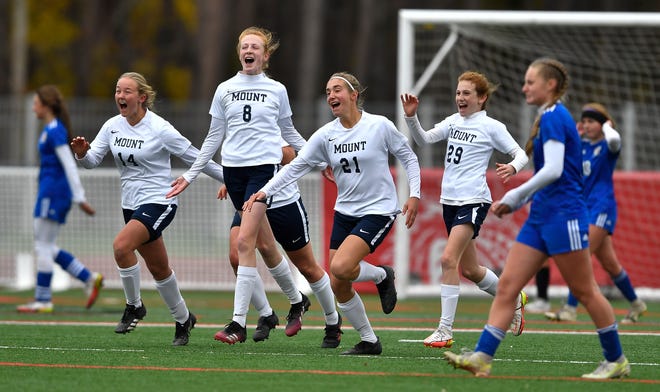 Esther Plouffe z Mount University, po lewej, Kylie Howlett, Vanessa Zombie i Brock Howlett świętują w niedzielę zwycięstwo nad Polską w finale klasy D NYSPHSAA w Cortland.