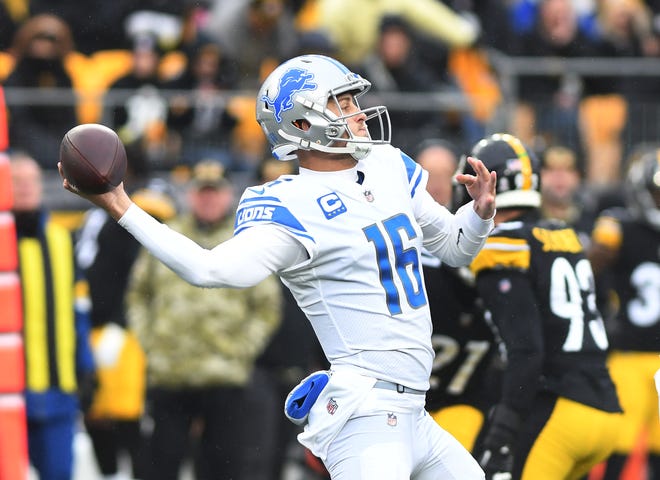 Jared Goff dari Detroit Lions bermain dengan tekanan miring melawan Pittsburgh Steelers