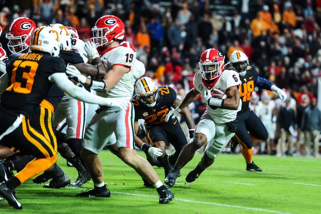 Nov 13, 2021; Knoxville, Tennessee, USA; Georgia Bulldogs running back Kenny McIntosh (6) runs the ball during the second half in a game against the Tennessee Volunteers at Neyland Stadium. Bryan Lynn-USA TODAY Sports