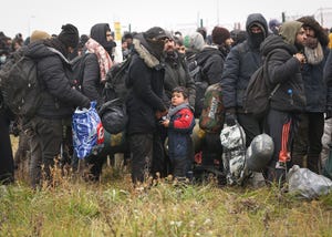 Migran berkumpul di pos pemeriksaan "Kuznitsa" di perbatasan Belarusia-Polandia dekat Grodno, Belarusia.
