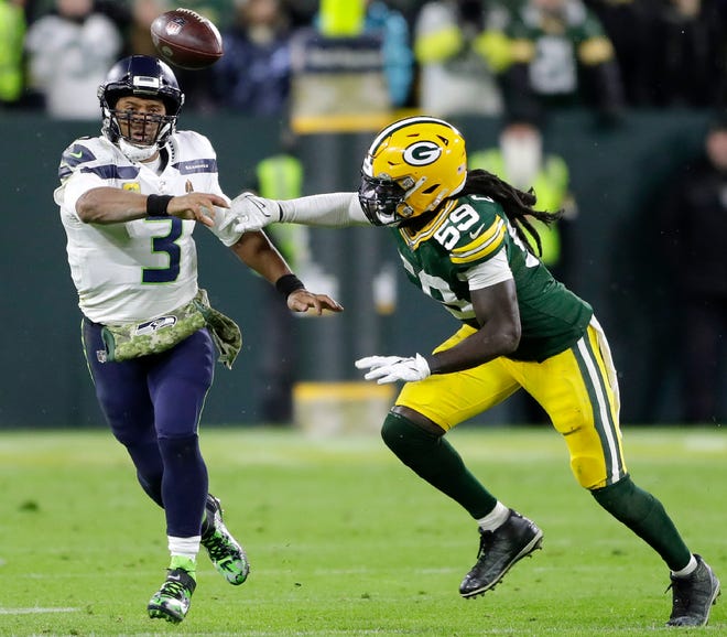 Packers inside linebacker De'Vondre Campbell (59) pressures Seahawks quarterback Russell Wilson.