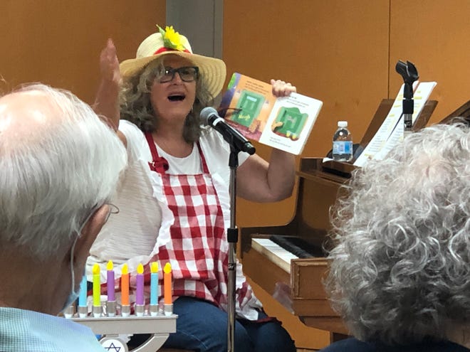 Joni Klein-Higger performs songs and reads from her book, "Barnyard Bubbe’s Hanukkah," during the  The Jewish Kid Lit Festival at the Delray Beach Library in November 2021.