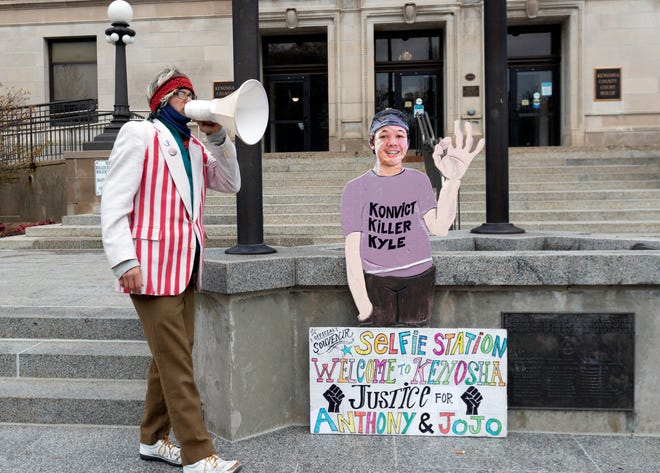 Kenosha resident Bill Gregory sets up a display in support of the sentencing of Kyle Rittenhouse at Kenosha County Court on Tuesday, November 16, 2021 in Kenosha, Wis.