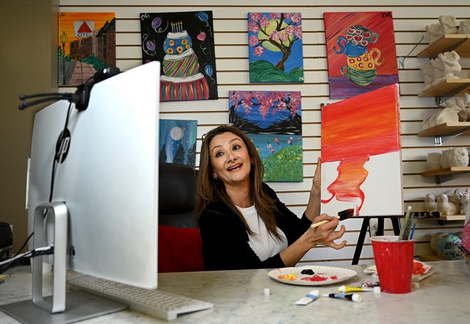 Mahsa Ghavamian, proprietário da Canvas n Cup em Westborough, dá um curso de pintura acrílica online para um grupo de clientes corporativos, em 19 de novembro de 2021.
