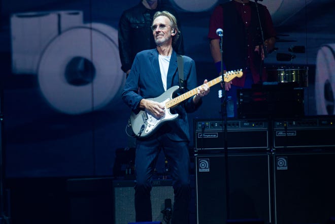 Mike Rutherford vuorotteli kitaraa ja bassoa Genesiksen 18. marraskuuta pidetyn konsertin ajan Capital One Arenalla DC:ssä
