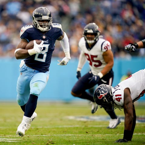 Tennessee Titans running back Adrian Peterson (8) 