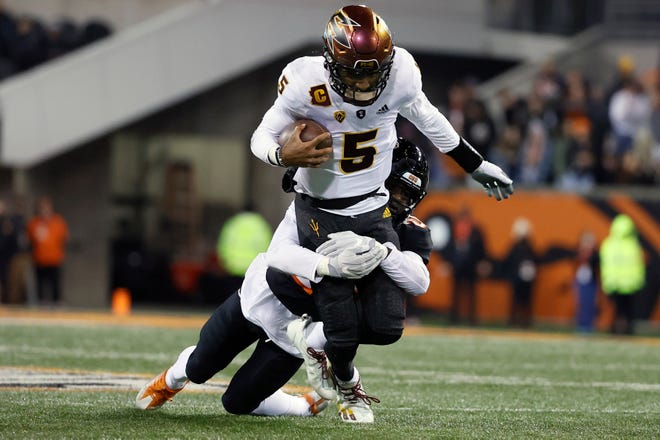 20 November 2021; Corvallis, Oregon, AS; Quarterback Arizona State Sun Devils (5) dijatuhkan oleh bek Oregon State Beavers Kitan Oladapo (28) selama babak kedua di Reser Stadium. Kredit Wajib: Soobum Im-USA TODAY Sports