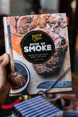 "The Buxton Hall BBQ Smoke Book: carnes ahumadas en madera, acompañamientos y más" por Elliot Moss